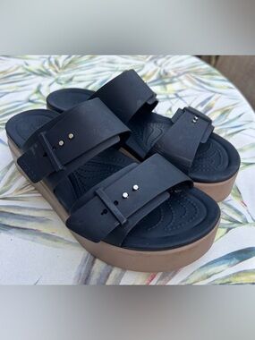 CROCS Brooklyn Low Wedge Sandals (Women’s 11)